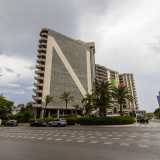 ...per ritrovarci nuovamente su via Matarrese. Ed ecco davanti a noi apparire il prospetto dell�edificio che, negli anni, ha dato il nome a tutta la zona: il prestigioso Sheraton Nicolaus Hotel (oggi solo Nicolaus Hotel)...